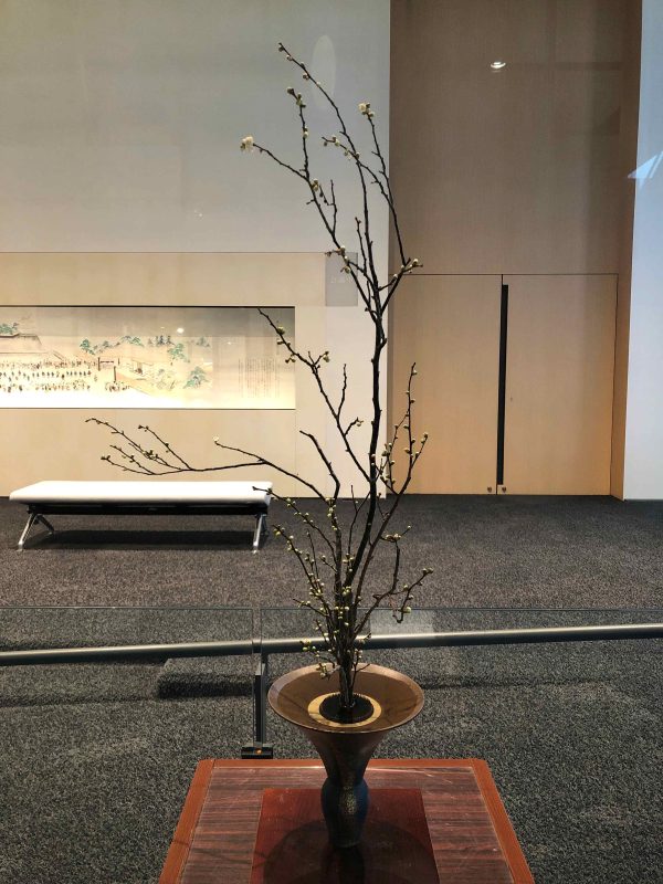 アオーレ長岡議場に池坊の生け花