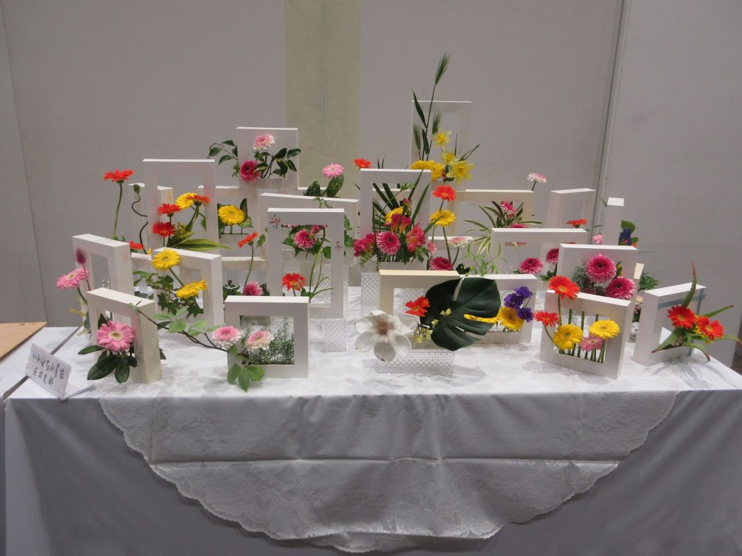 春の生け花展で色とりどりの出会いを
